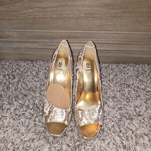 Bandolino Women's Gold and Brown Peep Toe Heels